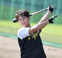 　ロングティーを打つ西純（撮影・田中太一）