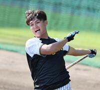 　ロングティーを打つ西純（撮影・田中太一）