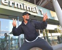 　帰国前におどけたポーズをとるデュプランティエ（撮影・出月俊成）