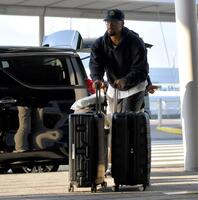 大きな荷物を手に帰国する阪神　ジョン・デュプランティエ＝関西国際空港（撮影・出月俊成）