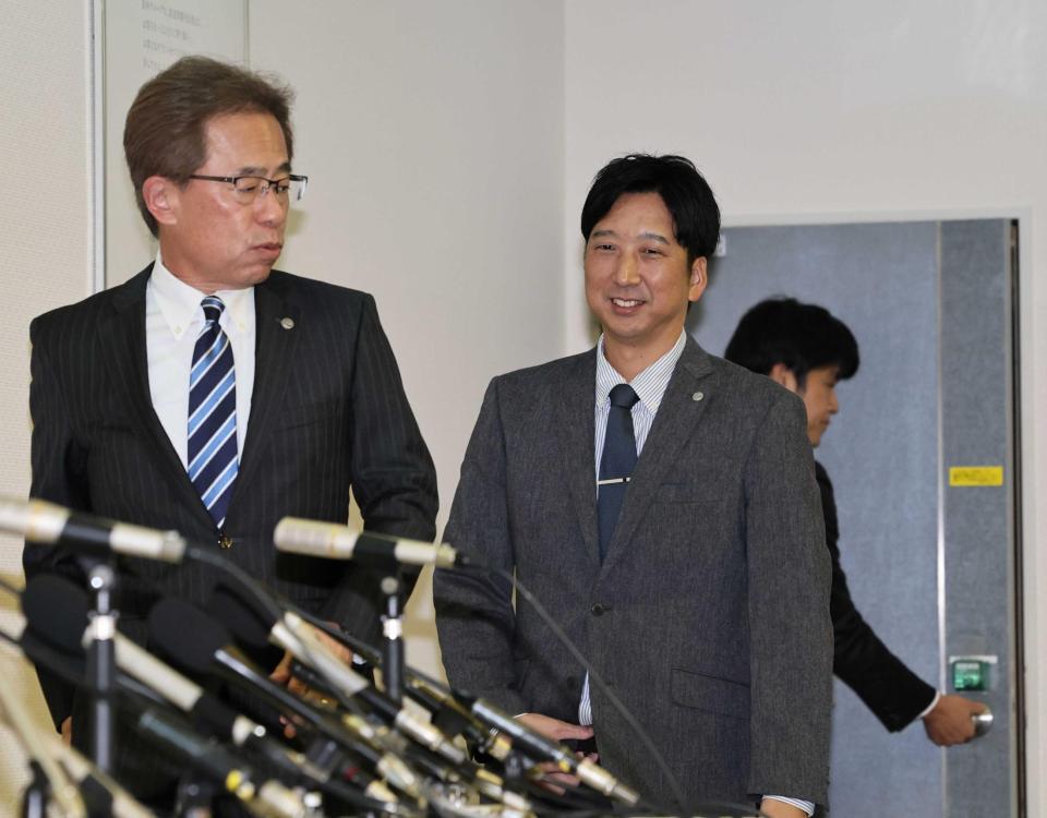 　シーズン終了報告を終え、会見場に入る粟井球団社長と藤川監督
