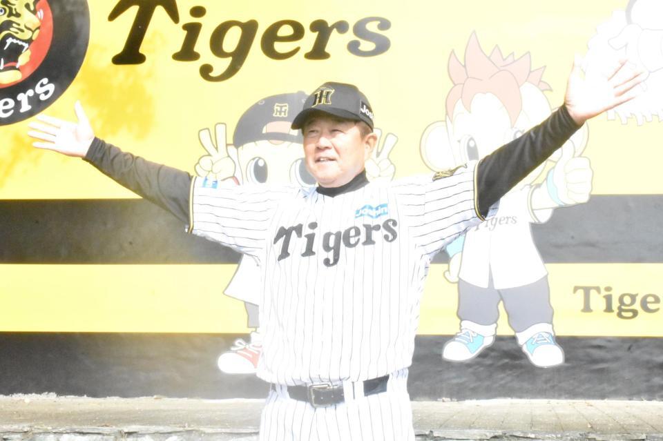 　壁画の前でポーズを取る平田２軍監督