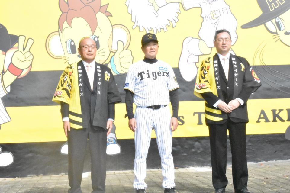 　壁画リニューアル式典に参加した平田２軍監督