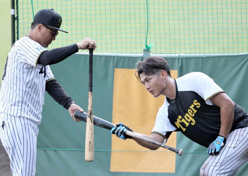 　俊介コーチからバントの指導を受ける西純（撮影・田中太一）