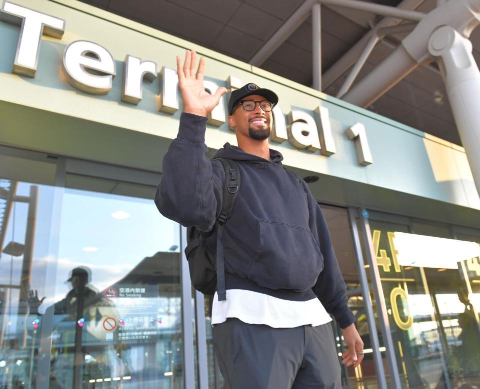 　笑顔を振りまき帰国したデュプランティエ（撮影・出月俊成）