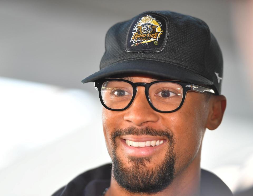 　リーグチャンピオンのキャップをかぶって取材に応じるデュプランティエ（撮影・出月俊成）