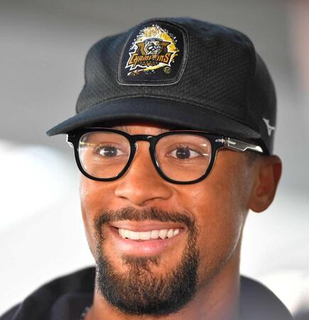 　帰国前におどけたポーズをとるデュプランティエ（撮影・出月俊成）