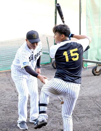 　北川コーチから指導を受ける西純（撮影・田中太一）
