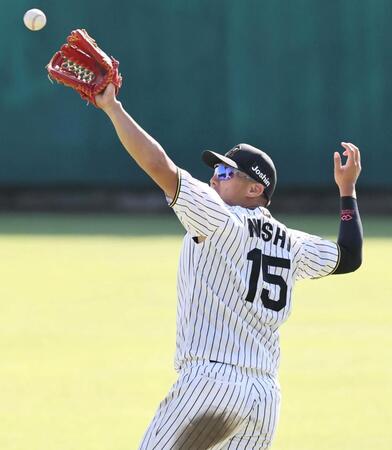 　外野ノックを受ける西純（撮影・田中太一）