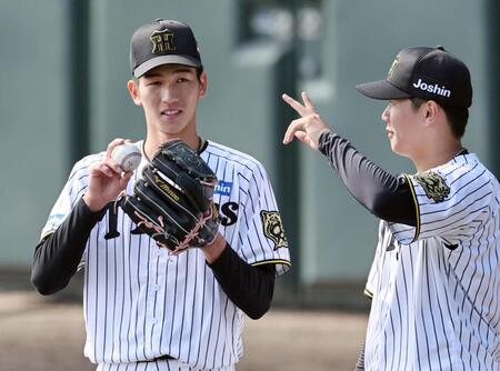 　投内連係で門別と話をする今朝丸（撮影・田中太一）