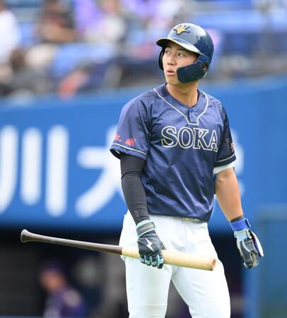 　１回、見逃し三振に倒れた創価大・立石正広（撮影・伊藤笙子）