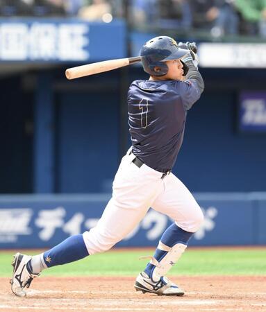 　５回、右中間へ２ランを放つ創価大・立石正広（撮影・伊藤笙子）