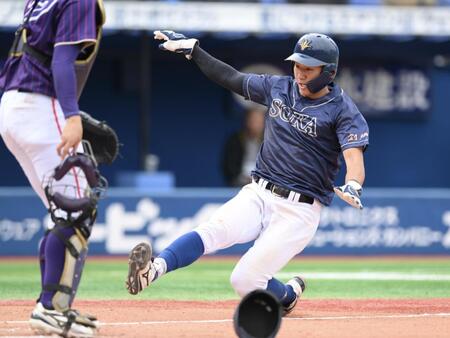 　４回、重盗で本塁に生還する創価大・立石正広（撮影・伊藤笙子）