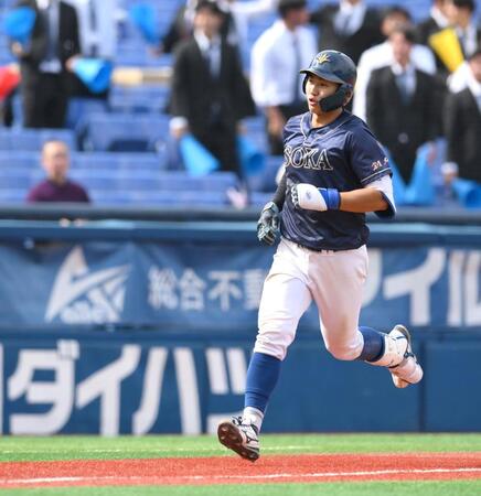 　５回、右中間へ２ランを放ち、ダイヤモンドを一周する創価大・立石正広（撮影・伊藤笙子）