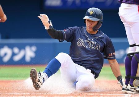 　４回、山田修斗の打席で重盗をしかけ、本塁に滑り込む三塁走者の創価大・立石正広（撮影・伊藤笙子）
