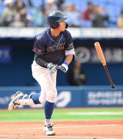 　５回、右中間へ２ランを放つ創価大・立石正広（撮影・伊藤笙子）