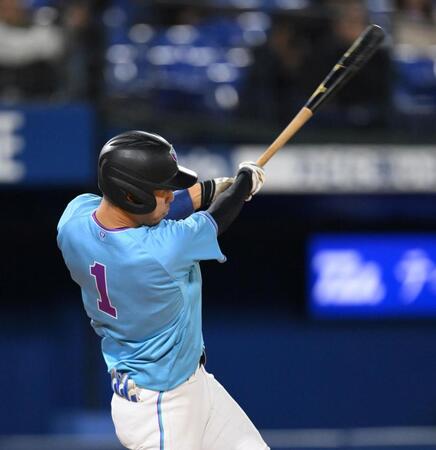 　３回、レフトへ適時二塁打を放つ筑波大・岡城快生（撮影・伊藤笙子）