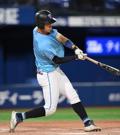 　３回、レフトへ適時二塁打を放つ筑波大・岡城快生（撮影・伊藤笙子）