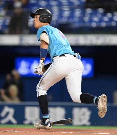 　１回、左飛に倒れる筑波大・岡城快生（撮影・伊藤笙子）