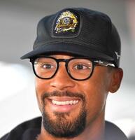 　帰国前におどけたポーズをとるデュプランティエ（撮影・出月俊成）