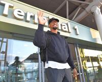 　笑顔を振りまき帰国したデュプランティエ（撮影・出月俊成）