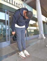 　日本式に深々と頭を下げて、別れのあいさつをするデュプランティエ（撮影・出月俊成）