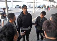 　帰国前に取材に応じるデュプランティエ（撮影・出月俊成）