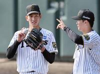 　投内連係で門別と話をする今朝丸（撮影・田中太一）