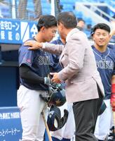 　始球式を終えた原辰徳氏（右）に声を掛けられる創価大・立石正広（撮影・伊藤笙子）