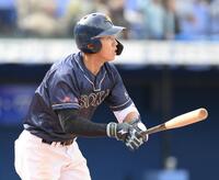 　５回、右中間へ２ランを放つ創価大・立石正広（撮影・伊藤笙子）