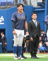 　初戦突破を決め、スタンドにあいさつする創価大・立石正広（手前）＝撮影・伊藤笙子