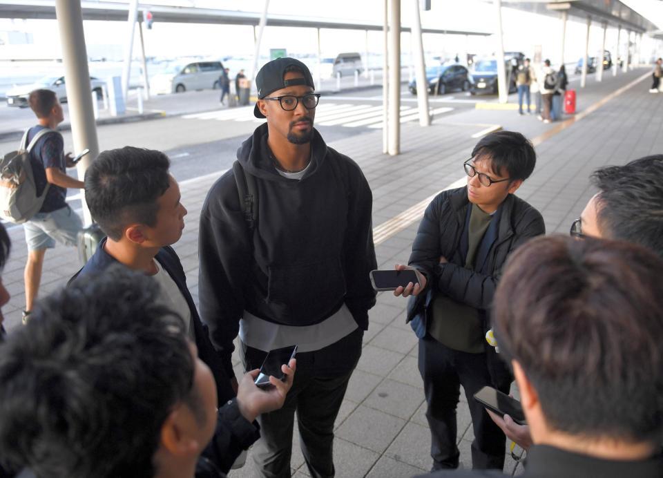 　帰国前に取材に応じるデュプランティエ（撮影・出月俊成）