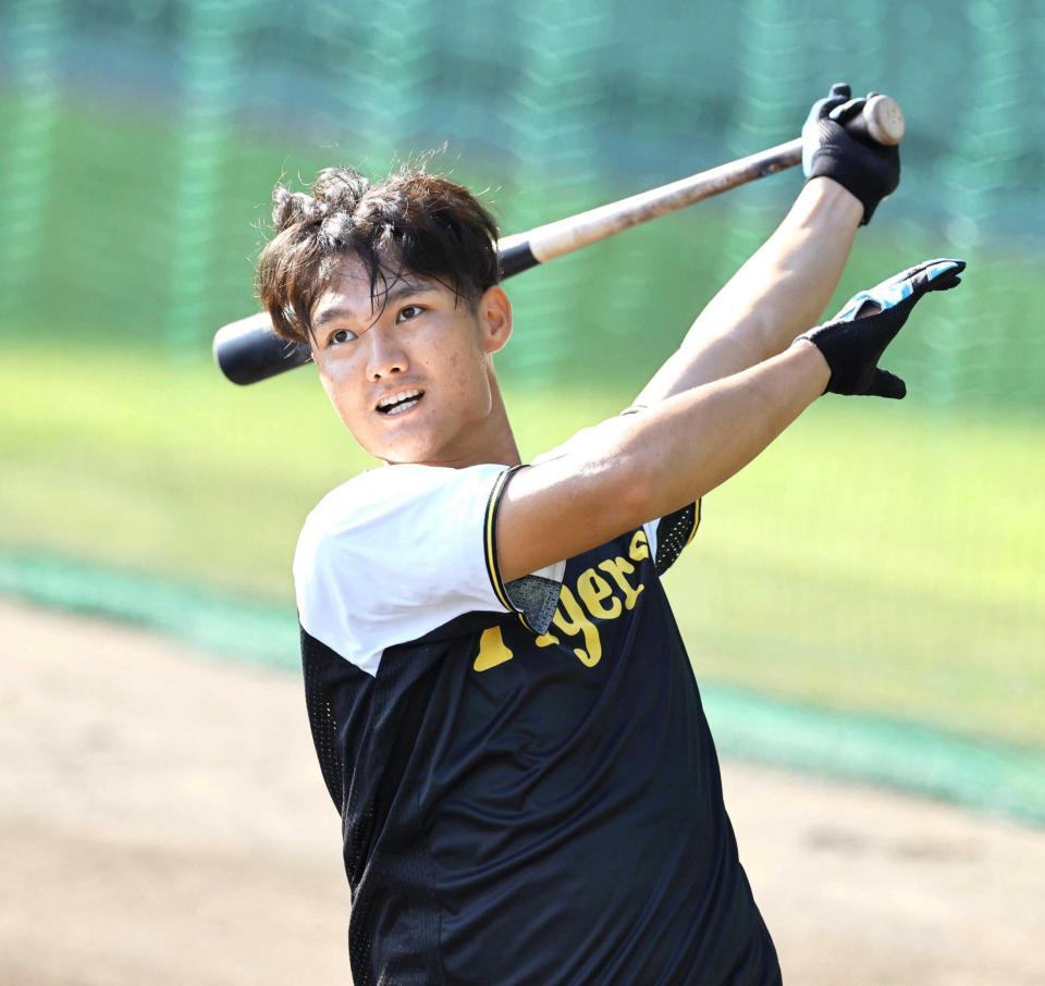 　ロングティーを打つ西純（撮影・田中太一）