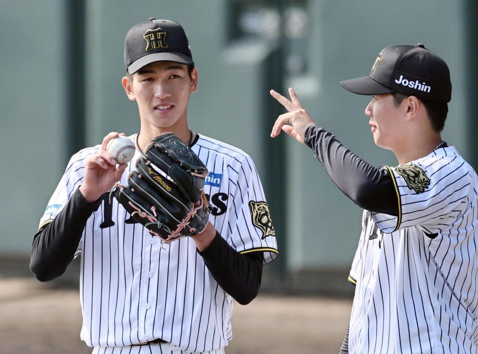 　投内連係で門別と話をする今朝丸（撮影・田中太一）