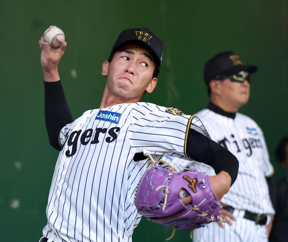 　ブルペンで投げ込む今朝丸（撮影・田中太一）