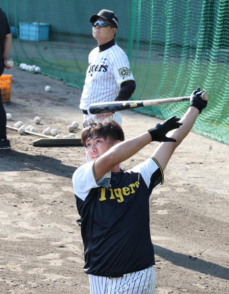 　平田２軍監督が見る中、ロングティーを打つ西純（撮影・田中太一）