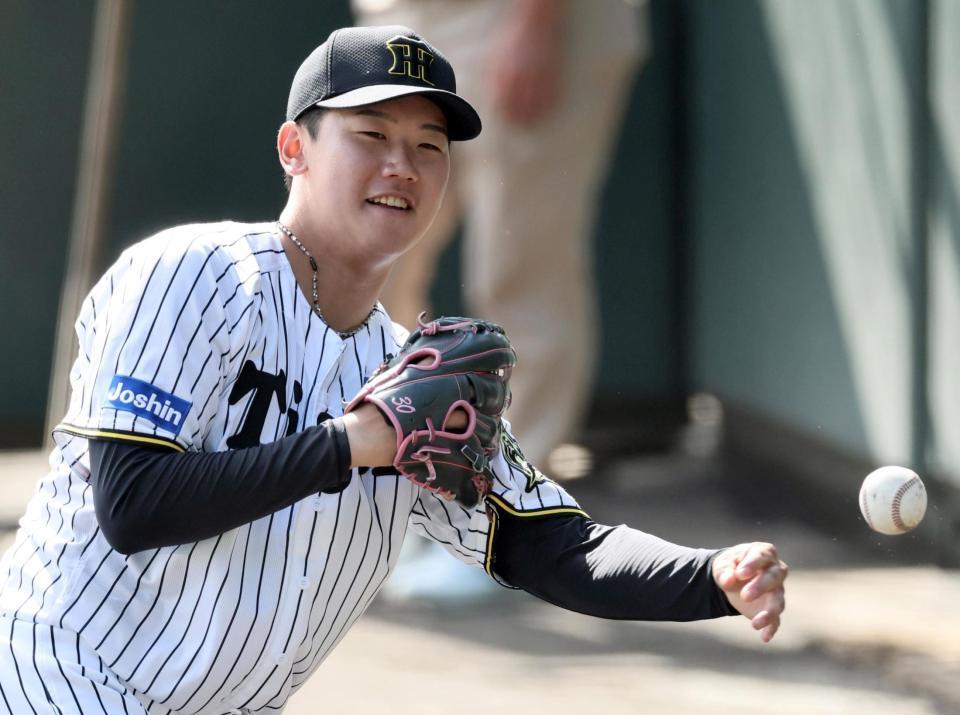 　ノックを受け送球する門別（撮影・田中太一）