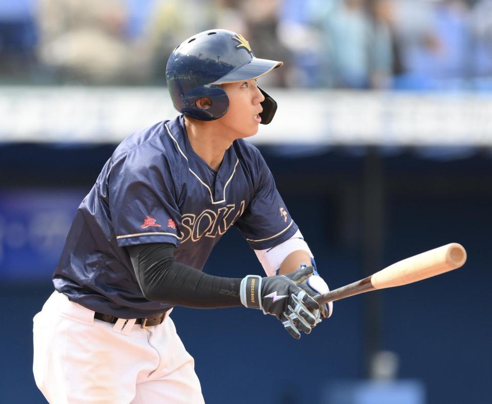 　５回、右中間へ２ランを放つ創価大・立石正広（撮影・伊藤笙子）