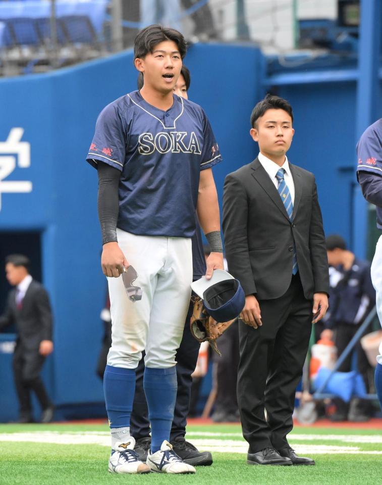 　初戦突破を決め、スタンドにあいさつする創価大・立石正広（手前）＝撮影・伊藤笙子