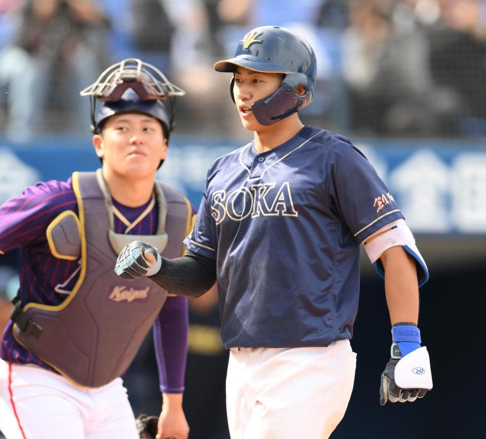 　５回、右中間へ２ランを放ち、生還する創価大・立石正広（撮影・伊藤笙子）