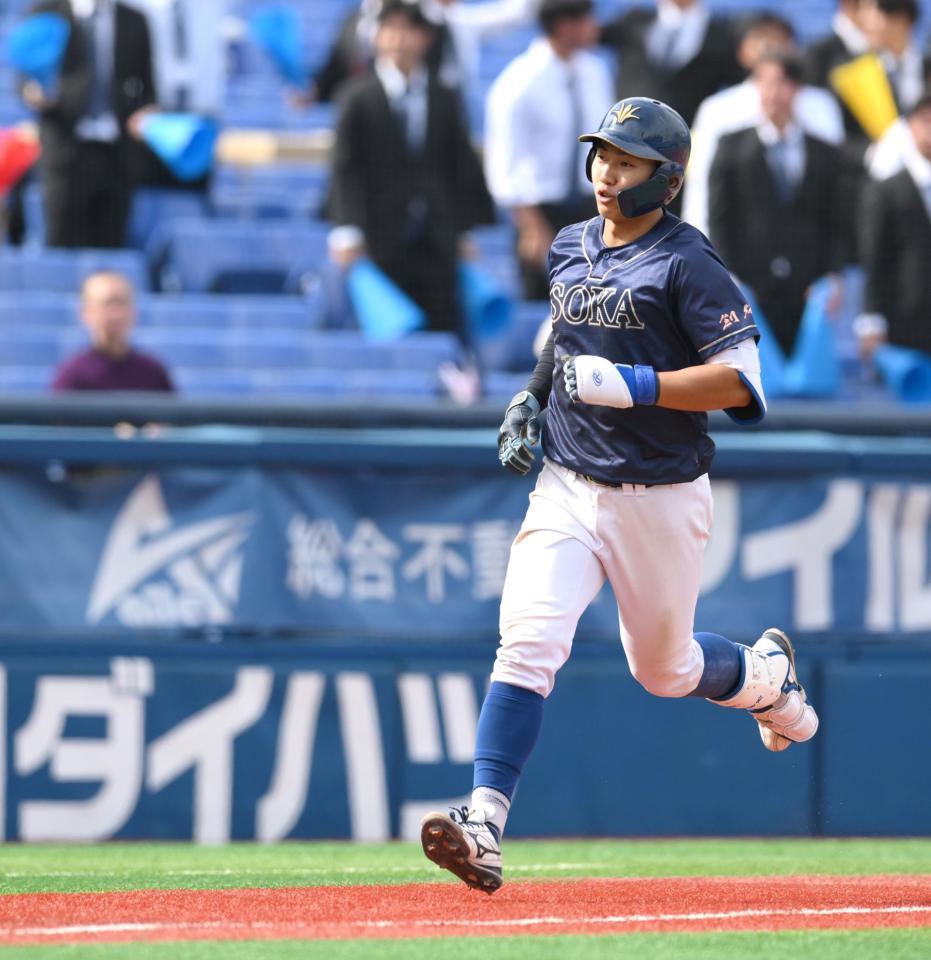 　５回、右中間へ２ランを放ち、ダイヤモンドを一周する創価大・立石正広（撮影・伊藤笙子）