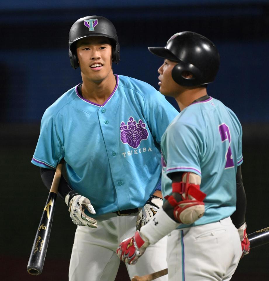 　１回、投手の情報を西川鷹晴（右）に伝える筑波大・岡城快生（撮影・伊藤笙子）