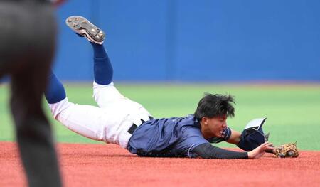 　５回、千葉経大・植木の打球に飛びつく立石（撮影・伊藤笙子）