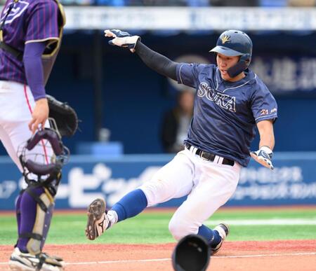 　４回、山田修斗の打席で重盗をしかけ、本塁に滑り込む三塁走者の創価大・立石正広（撮影・伊藤笙子）