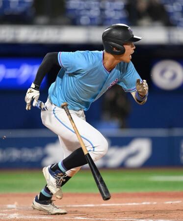 　５回、中前打を放つ筑波大・岡城快生（撮影・伊藤笙子）