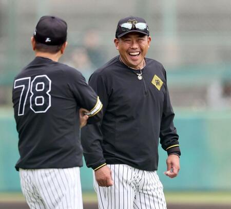 　平田２軍監督と談笑する北川コーチ（撮影・田中太一）