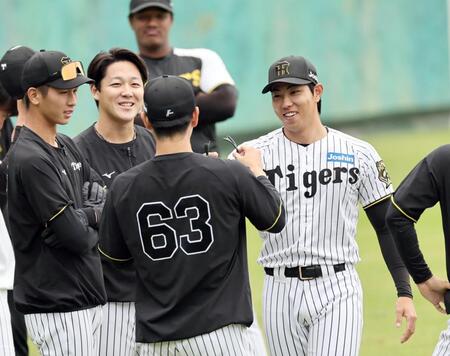 　練習前、談笑する（右から）工藤、木下、今朝丸（撮影・田中太一）