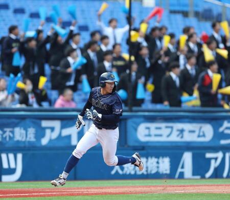 　１回、山田琉衣の２点二塁打で生還する創価大・立石正広（撮影・金田祐二）