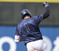 　５回、右中間へ２ランを放ち、右手を突き上げる創価大・立石正広（撮影・伊藤笙子）