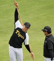 　久保田コーチと話をする早川（撮影・田中太一）